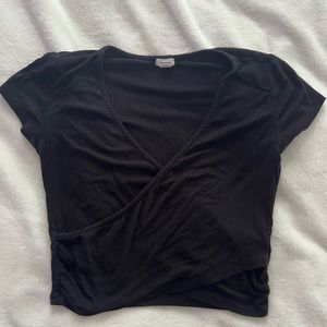 Garage black, cross-over, cropped tee